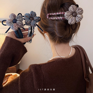 秋冬小众编织毛线花朵鸭嘴夹发夹女2025新款 气质抓夹后脑勺鲨鱼夹