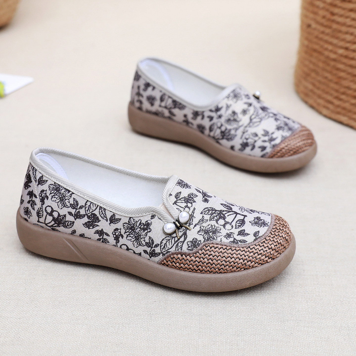 2026春秋新款老北京布鞋轻便舒适一脚蹬妈妈鞋软底舒适印花休闲鞋