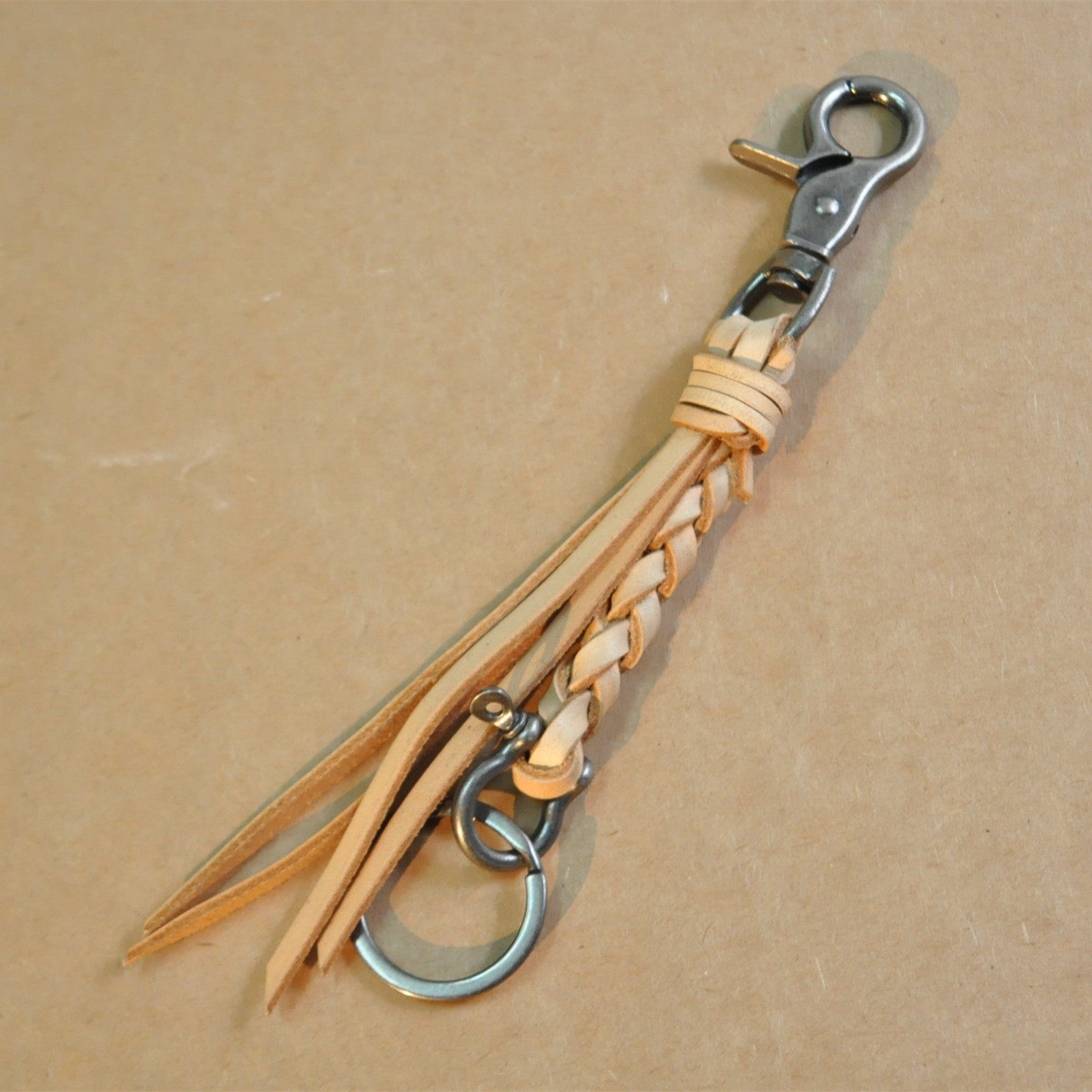 thumbnail for Simple Handmade First-Layer Vegetable-Tanned Leather Keychain Car Keychain Woven Niche Design Horseshoe Buckle