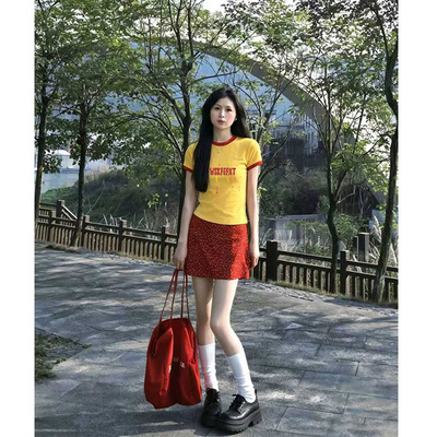 夏日辣妹风撞色黄色短袖T恤女修身显瘦黑红爱心印花短款正肩上衣