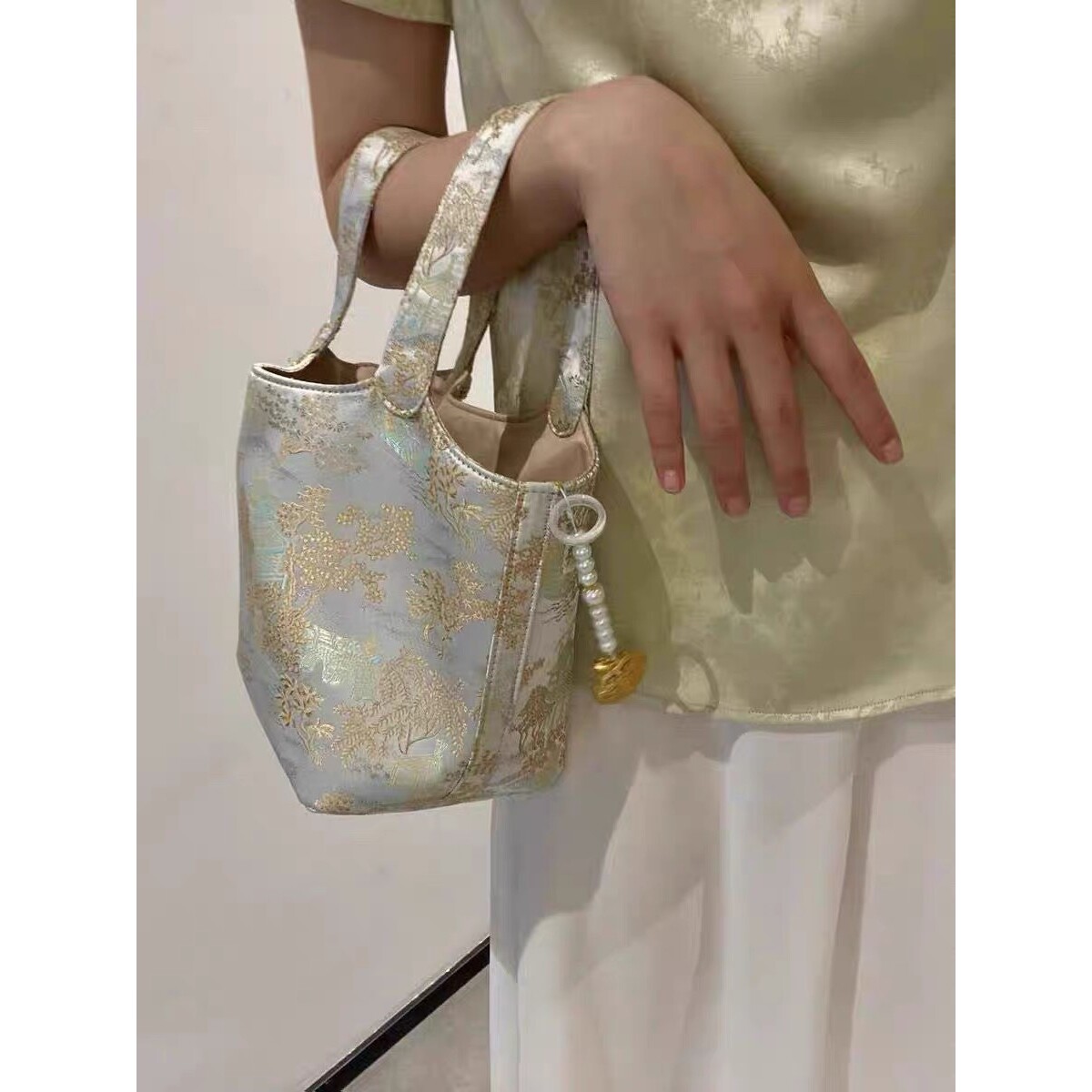 新中式国风包包女士2024新款夏季刺绣小众高级感手提菜篮子女包