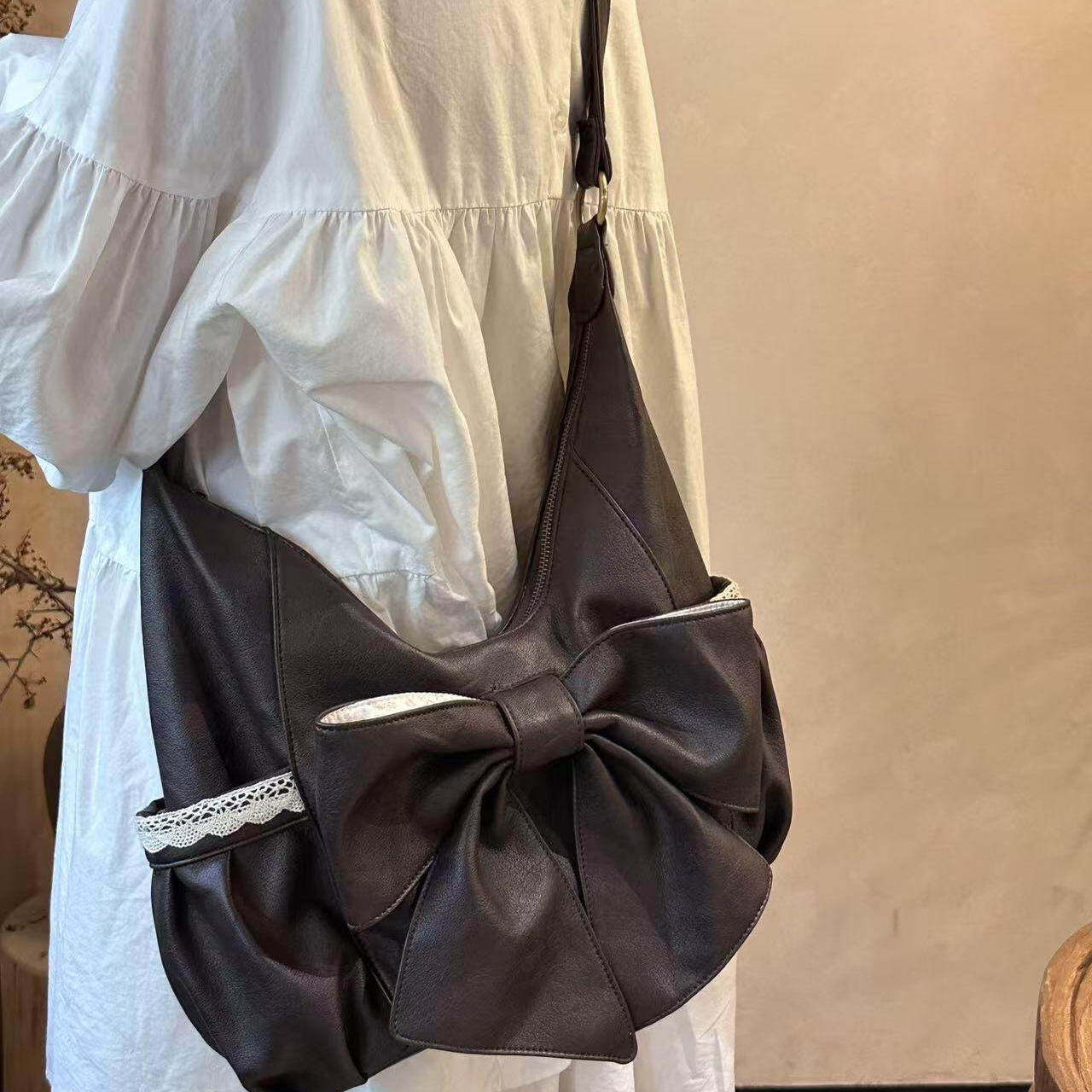 韩系复古棕色系带蕾丝蝴蝶结单肩斜挎包新款简约轻便文艺休闲挎包