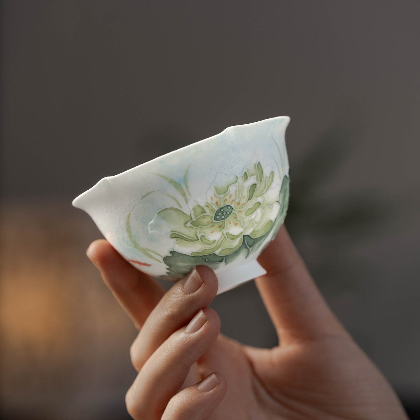 岩泥白手绘荷花小鱼陶瓷花口茶杯女士专用主人杯单个高颜值品茗杯