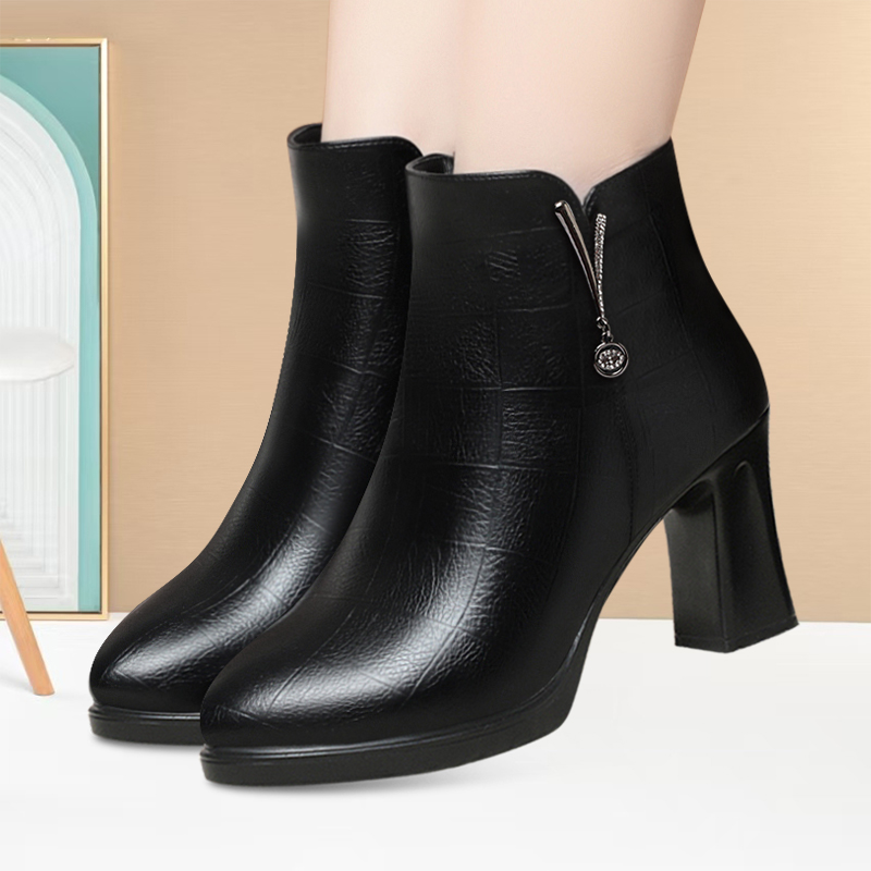 2025女士防滑粗跟短筒靴加绒百搭模特走秀靴防水台洋气舒适皮靴女