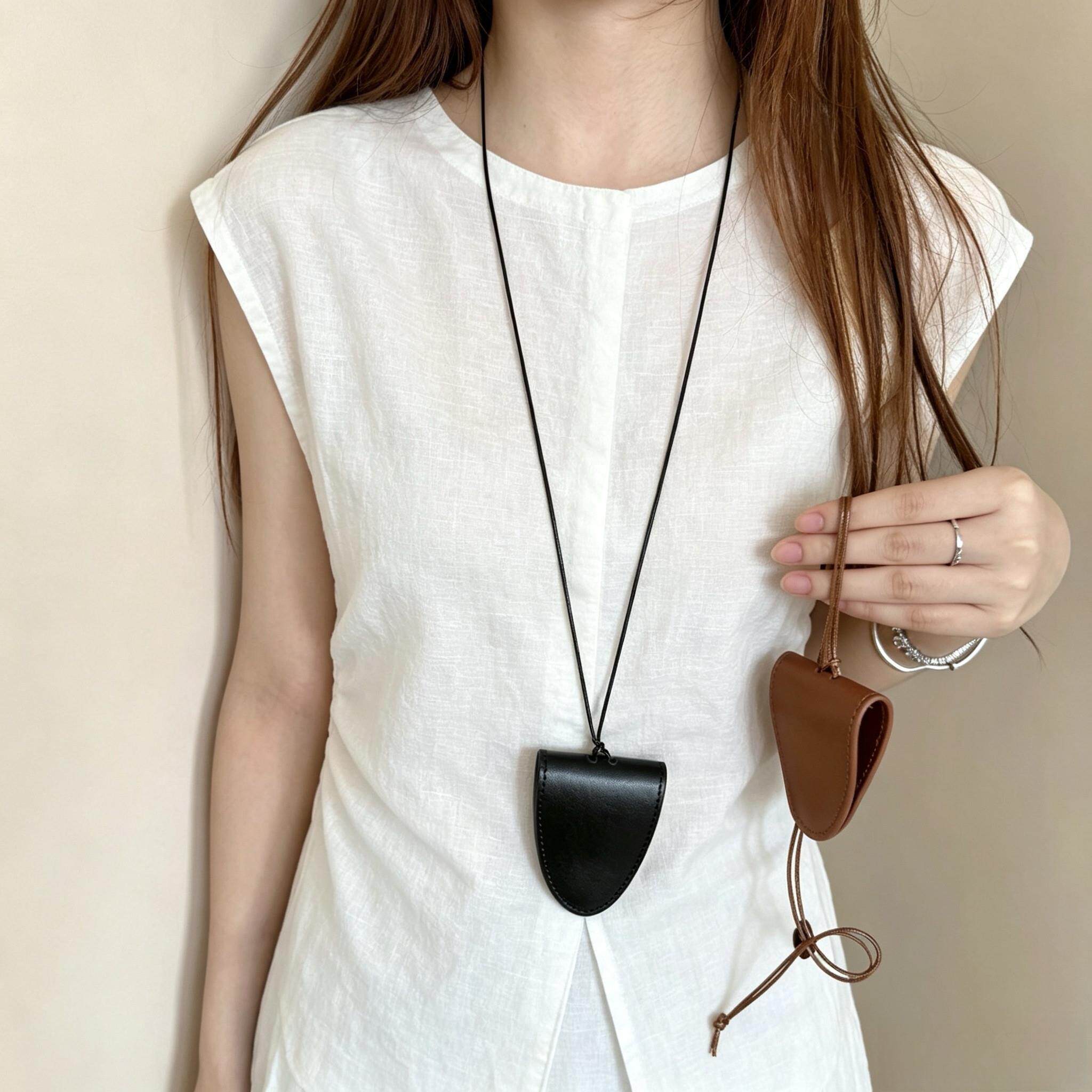 挂脖磁吸皮革墨镜夹项链女眼镜夹挂绳脖子衣服挂链毛衣链挂件配饰