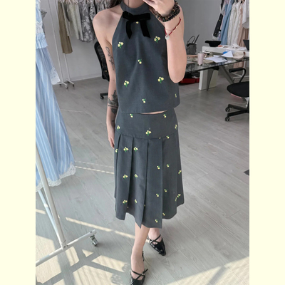 碎花挂脖无袖上衣压褶半身裙