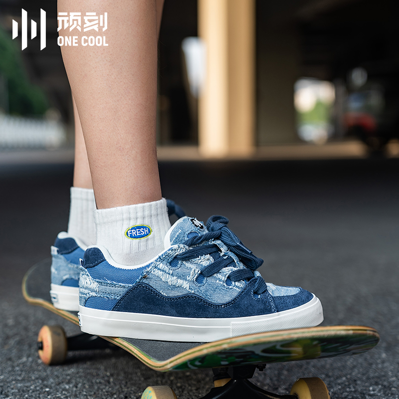 顽刻水洗牛仔蓝翻毛皮拼接面包鞋