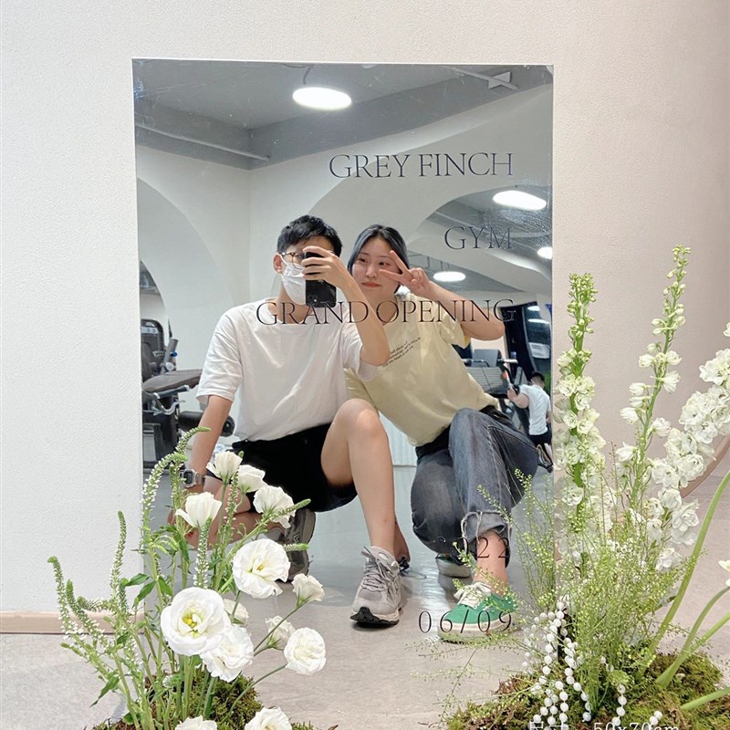 户外草坪婚礼镜子迎宾牌云朵异形镜面贴纸订婚布置迎宾牌定制