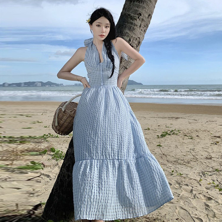 法式复古蓝色格子挂脖吊带连衣裙女夏季新款气质显瘦仙女V领长裙