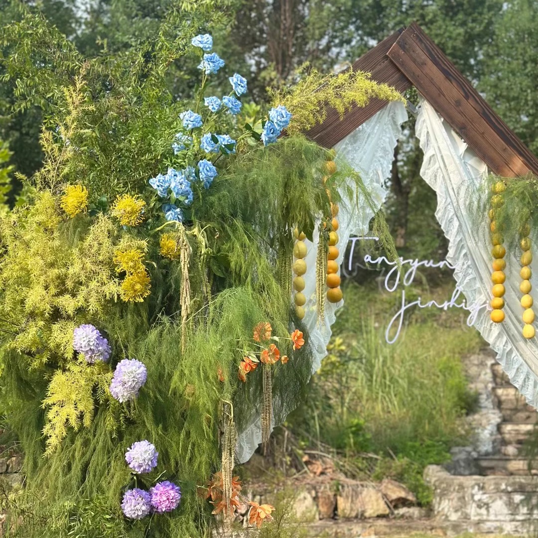 绿色自然系婚礼草丛花艺梦幻森林森系野生感绿植花艺婚礼森系拱门