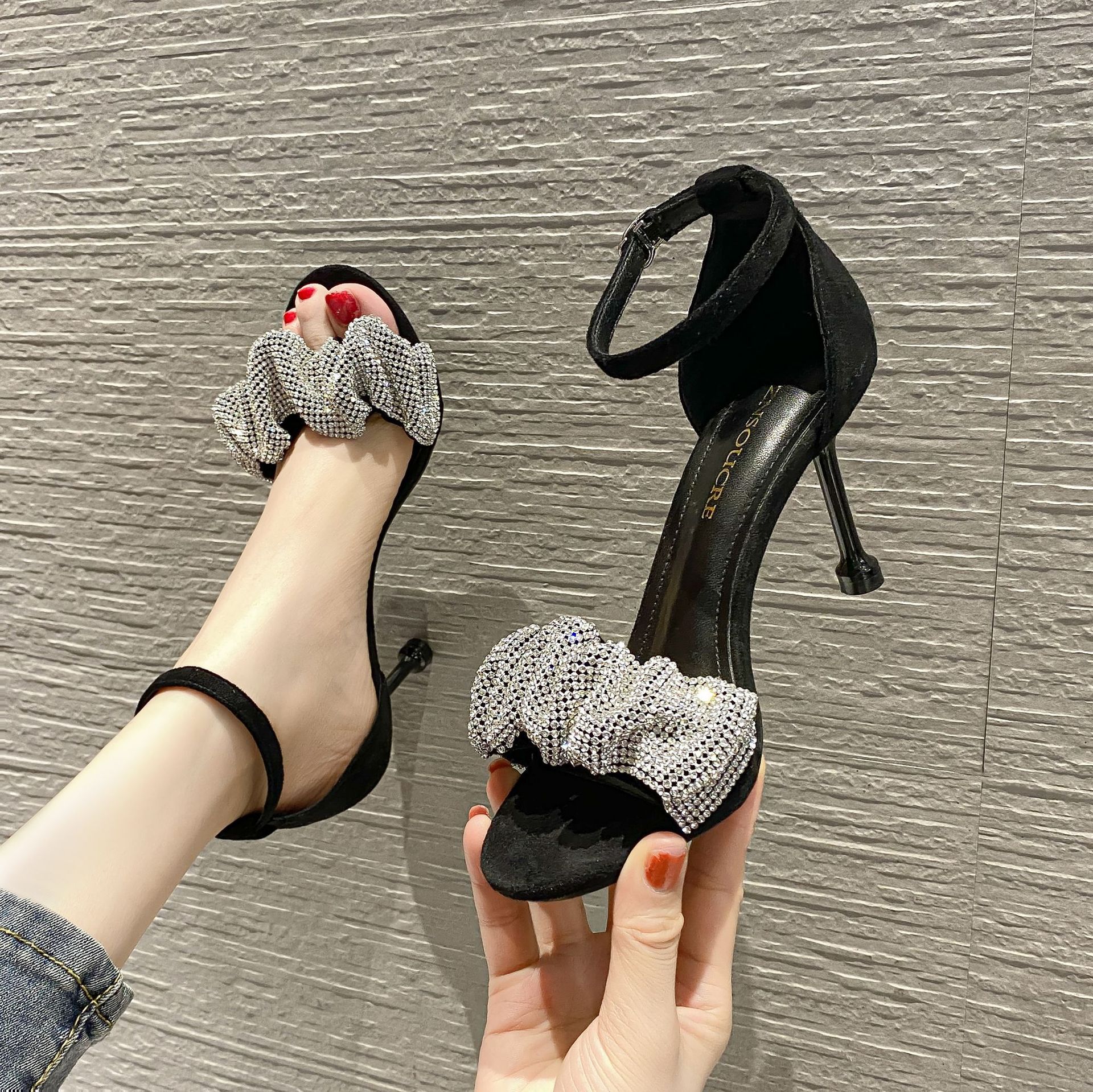 小码313233水钻一字带凉鞋女2025年夏季新款细跟高跟鞋大码41一43