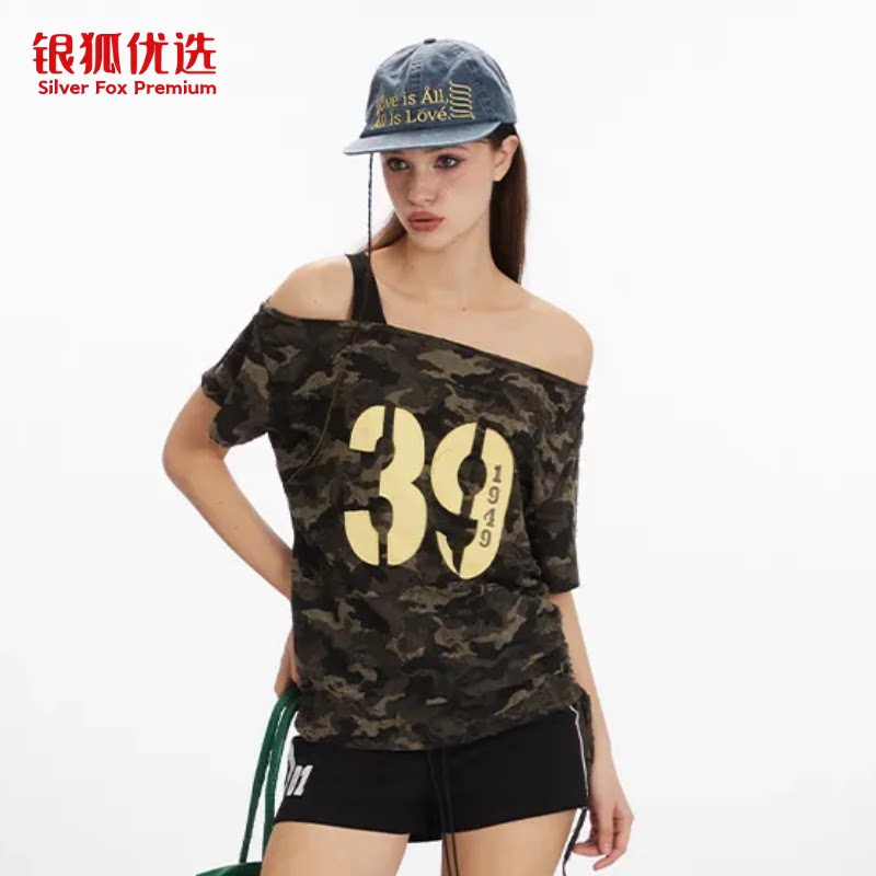 银狐优选 美式设计感辣妹斜肩迷彩短袖t恤女2026夏季露肩收腰上衣