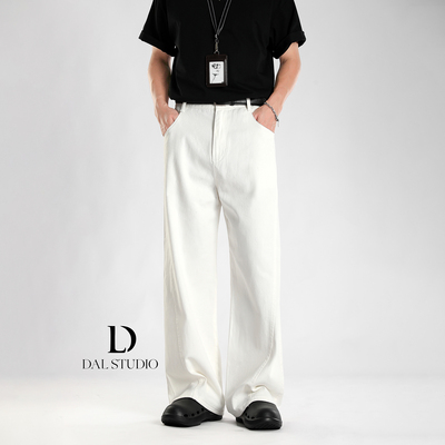 白色宽松直筒牛仔裤男