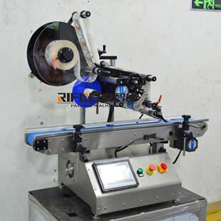 简易型桌面式平面贴标机彩妆盒子化妆品类贴标设备黄桃罐贴标机