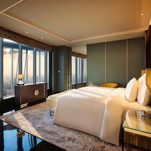 位于上海中央商务区CBD核心区域，居中国第一高楼上海中心大厦顶端。 24小时管家服务，专业礼宾团队全方位服务每一位客人。 意大利餐、日餐、粤菜、淮扬菜等多样化菜系，体验环球美食之旅。 含早餐、天之锦双人晚餐、黄浦江直升机空中观光，大堂酒廊礼遇等。