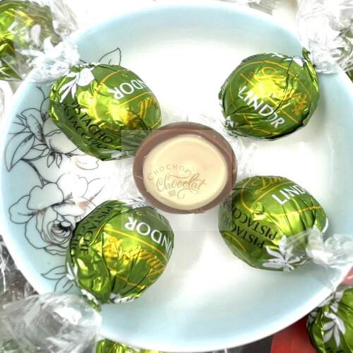 法国LINDT瑞士莲LINDOR开心果白巧软心夹心巧克力