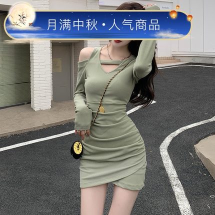 纯欲辣妹露肩连衣裙女秋冬2023新款设计感小众紧身裙子显瘦包臀裙