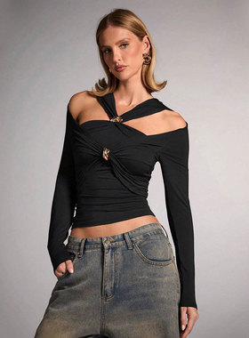 A designed off-the-shoulder fitted top时尚设计感露肩修身上衣