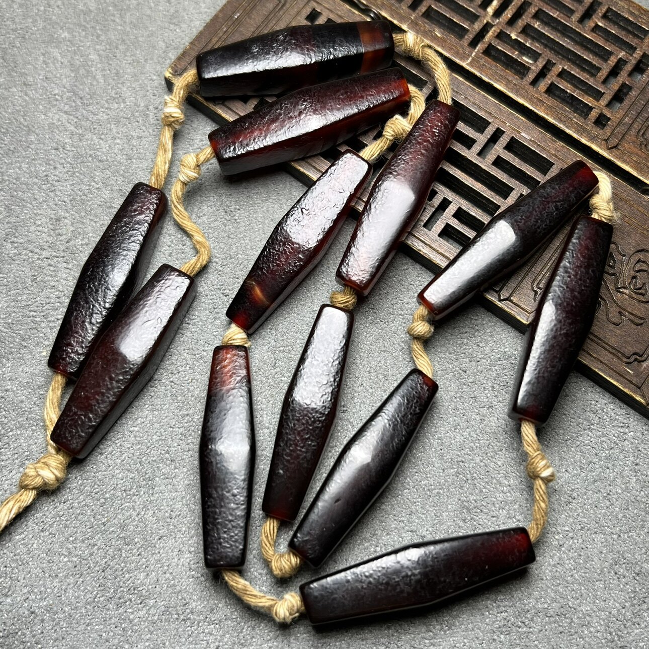 古玩老玛瑙珠子酒红色四棱长管珠风化纹红玛瑙吊坠手串古珠配饰
