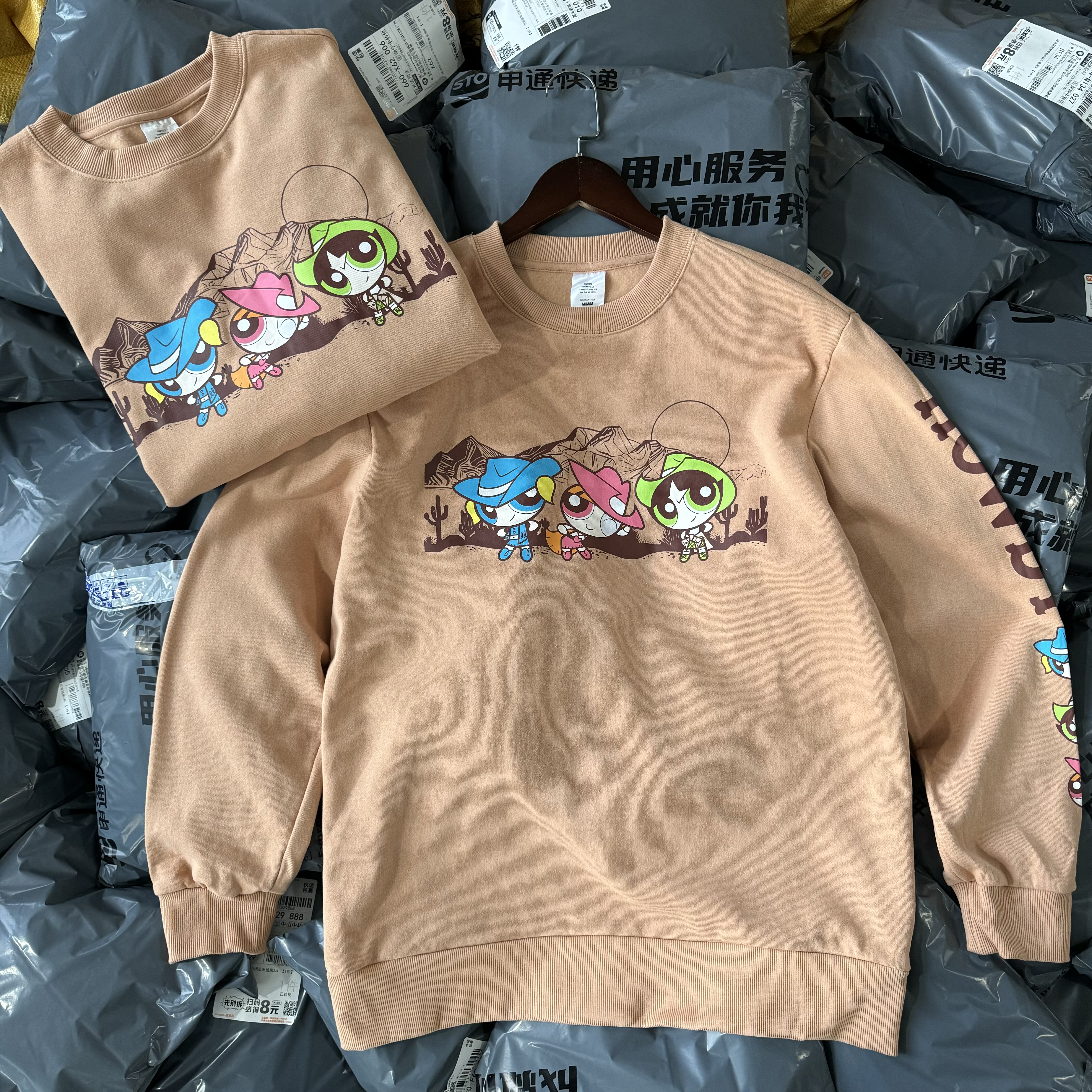 出口单 飞天女警 保卫小镇 慵懒风美式复古男女圆领卫衣 薄绒秋冬