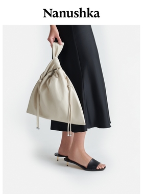 【季末折扣】NANUSHKA 女士 JEN DRAWSTRING LARGE 粉笔白腕包