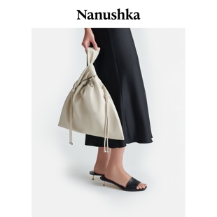 【季末折扣】NANUSHKA 女士 JEN DRAWSTRING LARGE 粉笔白腕包