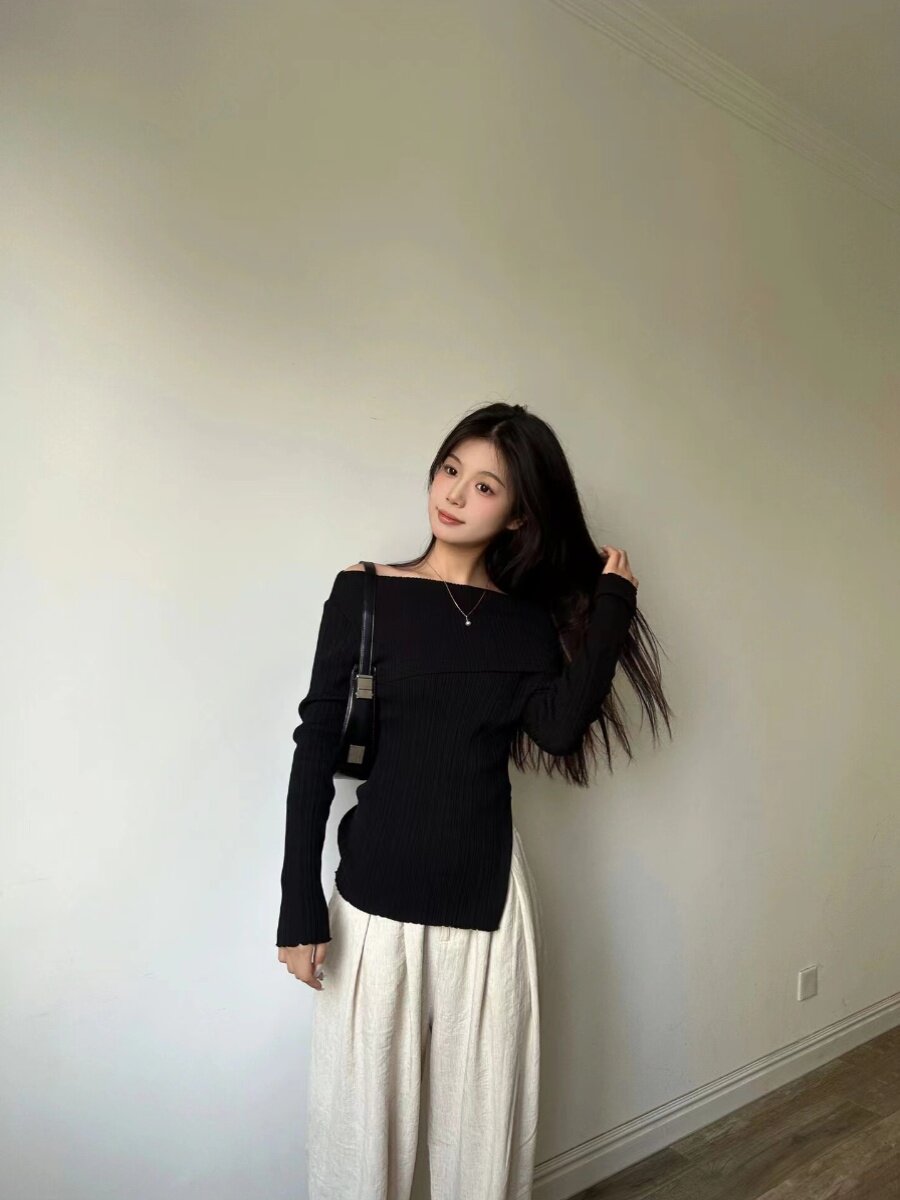 A SENSE OF LUXURY A STRAIGHT SHOULDER TOP A FAIRY CLAVICLE A SENSE OF DESIGN A NICHE SLIT LONG-SLEEVED KNITTED BASE LAYER AND AN INNER LAYER FOR AUTUMN AND WINTER