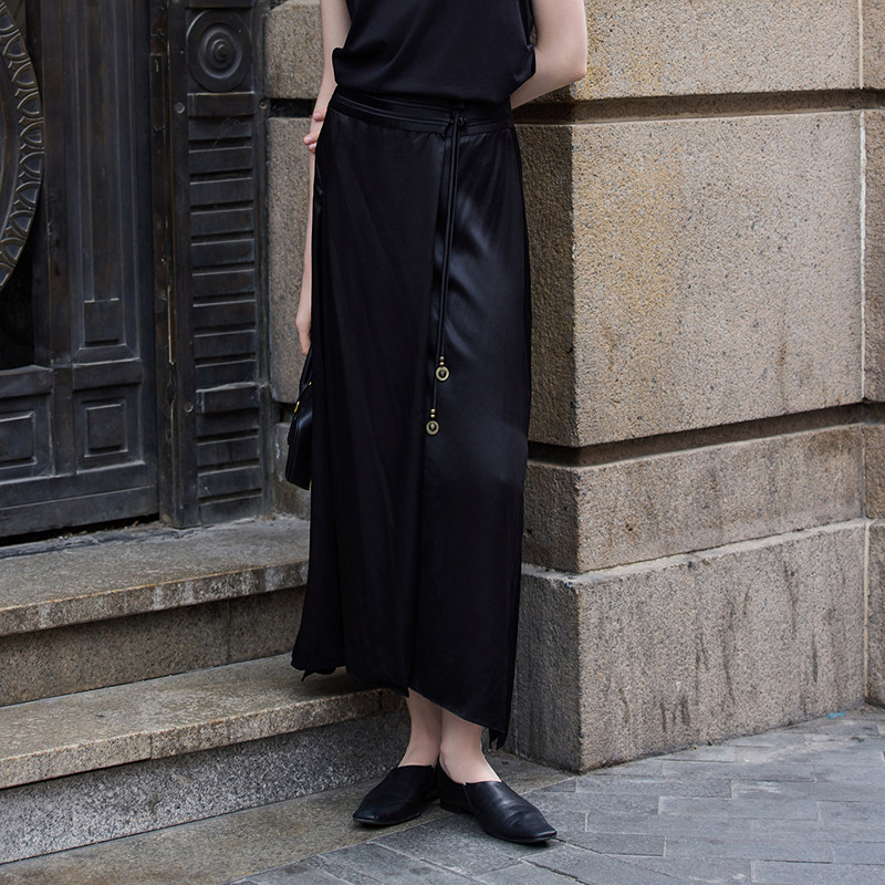 新中式|MSLAN复古亮光缎面黑色一片式半身裙A字不规则国风长裙