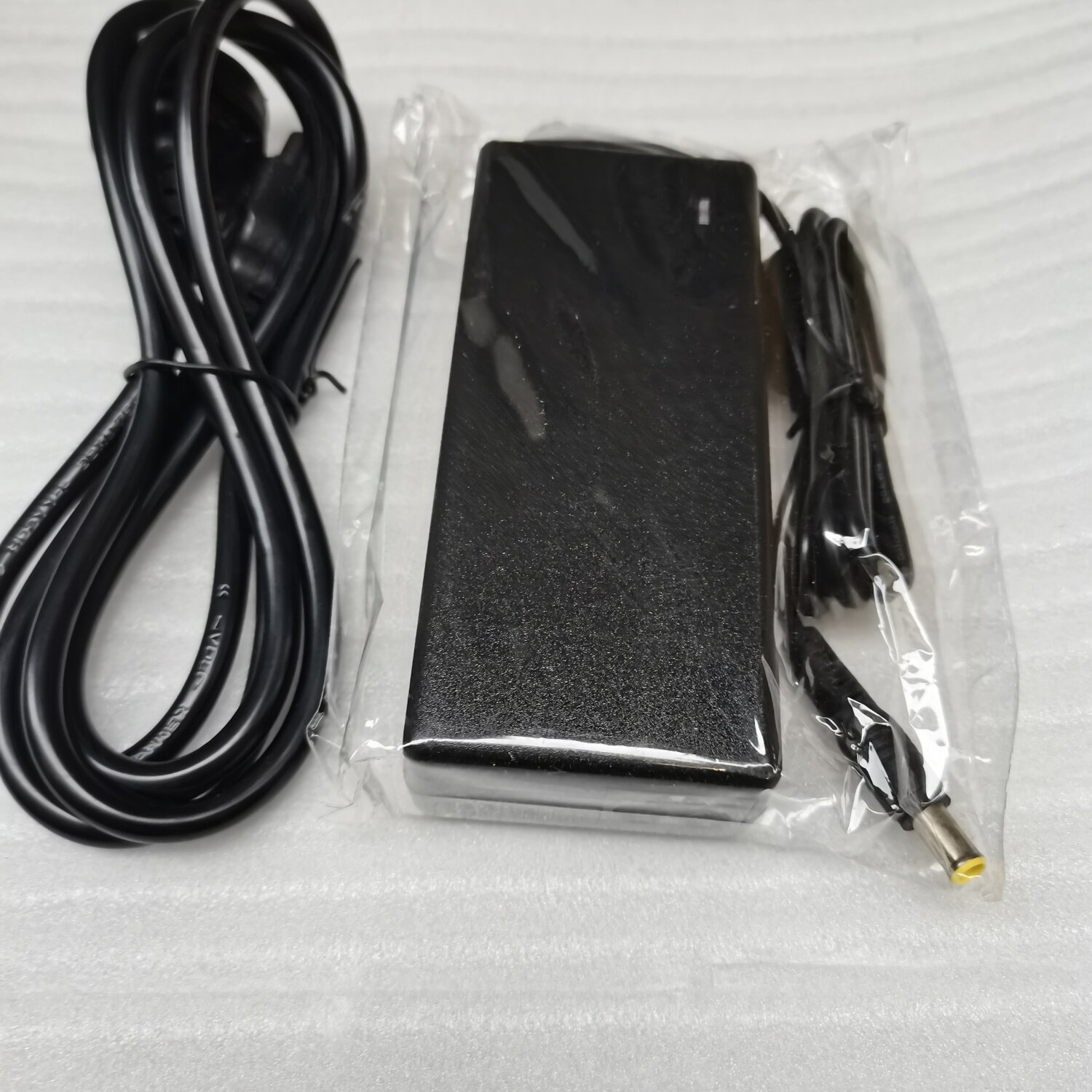 适用索尼笔记本电脑电源适配器19.5V3.9A/4.7A充电器VGP-AC19V37