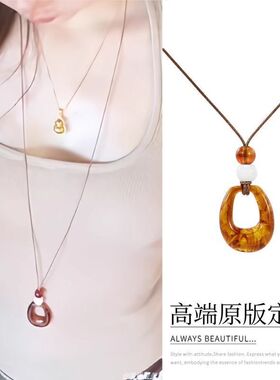 琥珀色镂空椭圆吊坠皮绳串珠项链