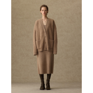 1436 x UMA WANG 山羊绒燕麦色粗纺V领双畦缩绒针织秋冬系扣开衫