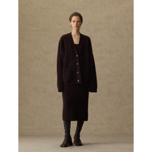 1436 x UMA WANG 山羊绒乌木棕粗纺V领双畦缩绒针织秋冬系扣开衫