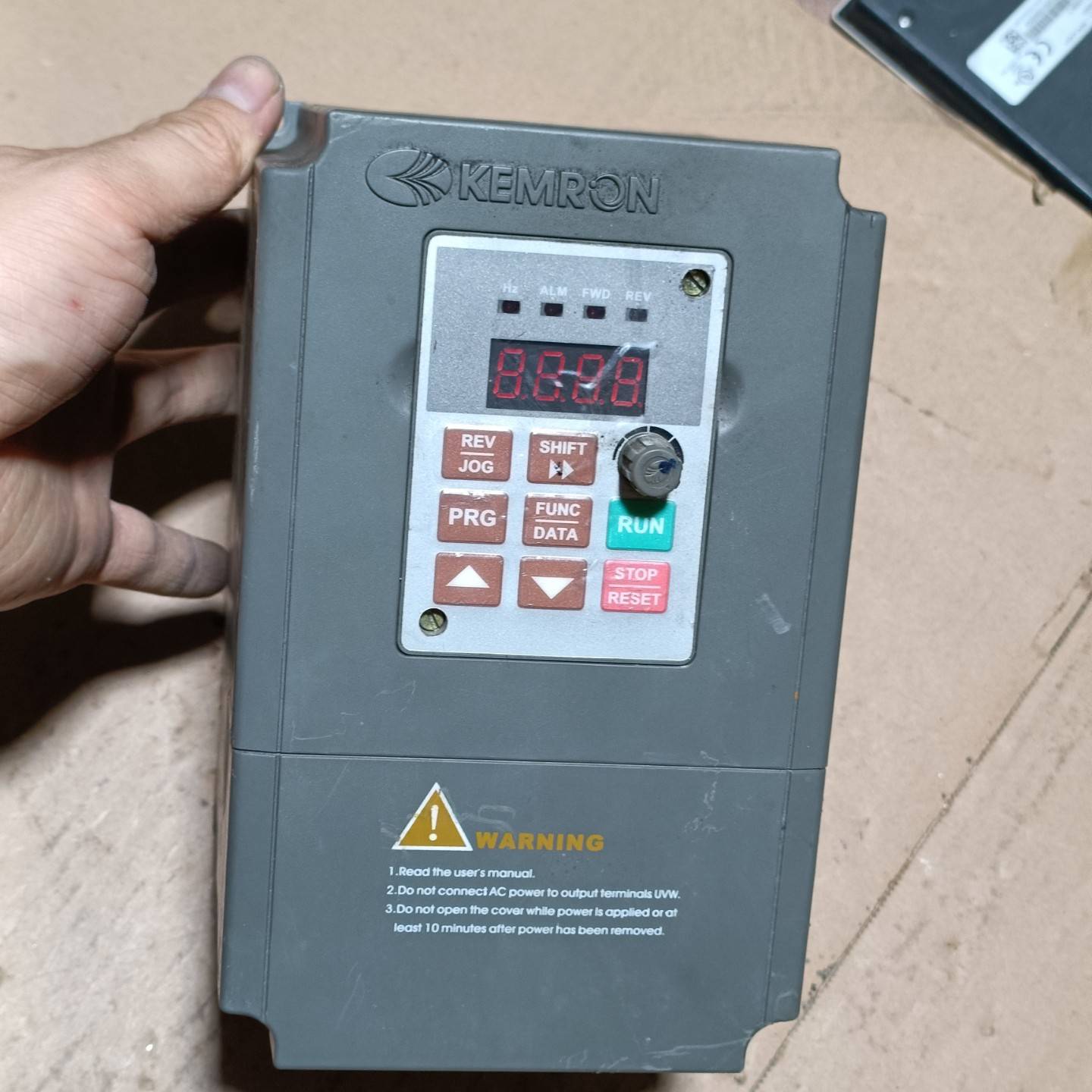 科姆龙变频器KV1900-G0015-2议价 也可为维修！！