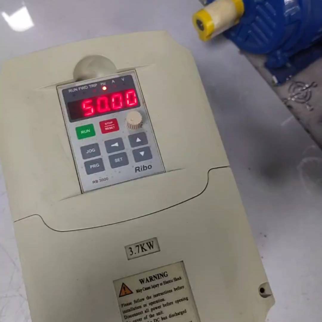 日博变频器3.7KW，RB3000-3R议价 也可为维修！！