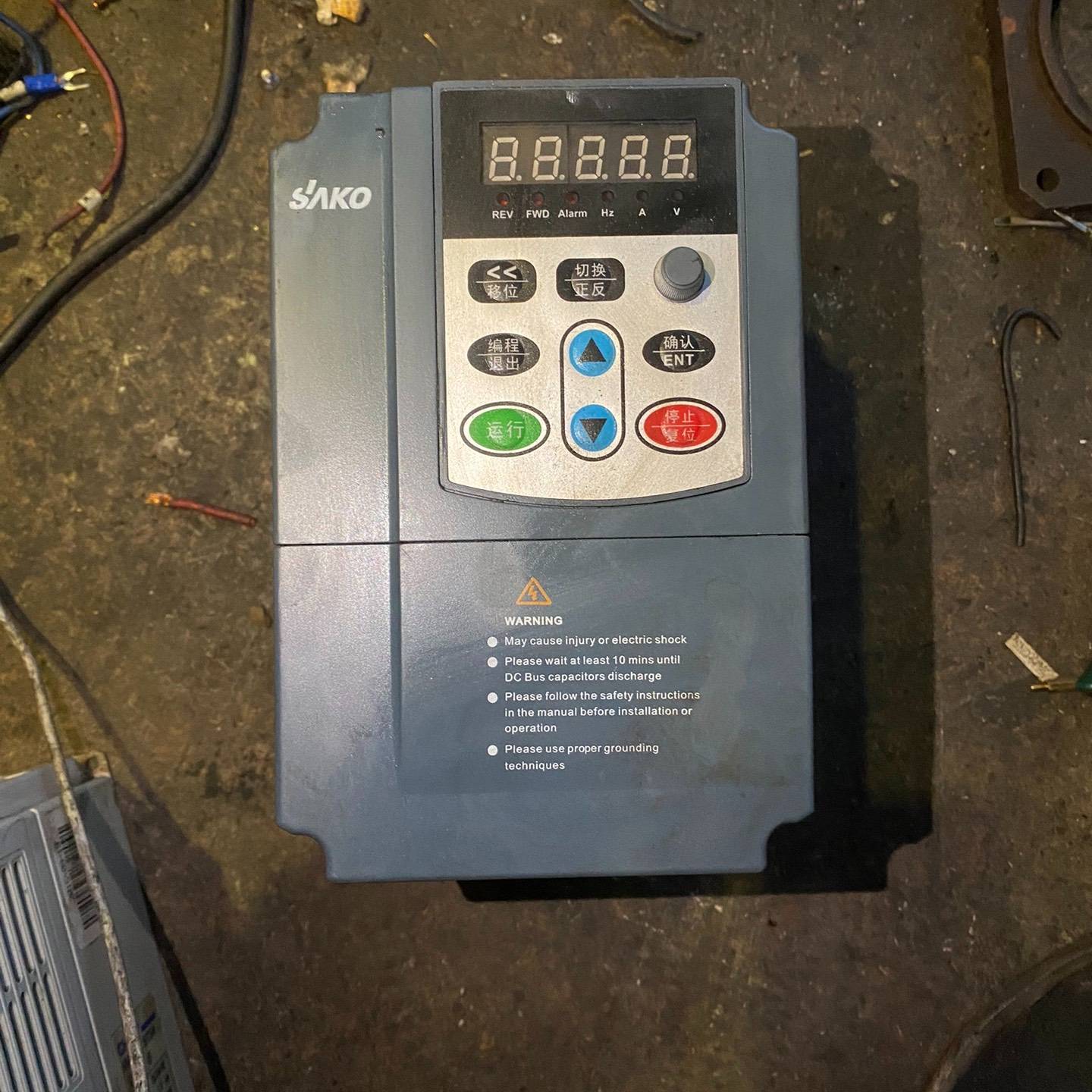 三科变频器SKI610-2D2G-4。2议价 也可为维修！！