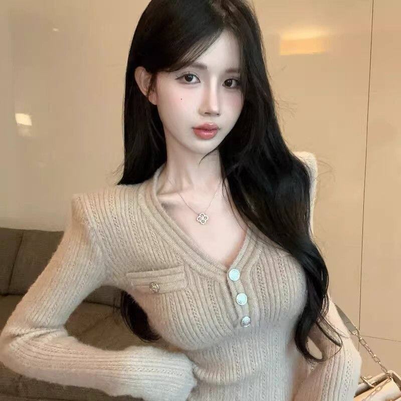 小香风卡其色针织衫女秋冬纯欲v领上衣加绒打底衫内搭高级感毛衣