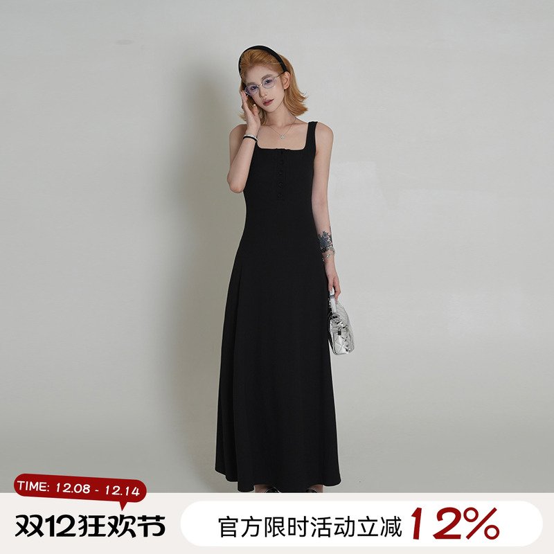 黑色方领无袖背心连衣裙