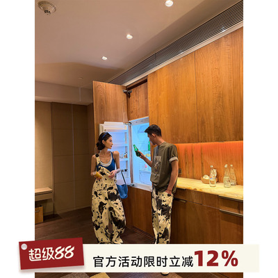 吴童童奶牛色复古阔腿牛仔背带裤