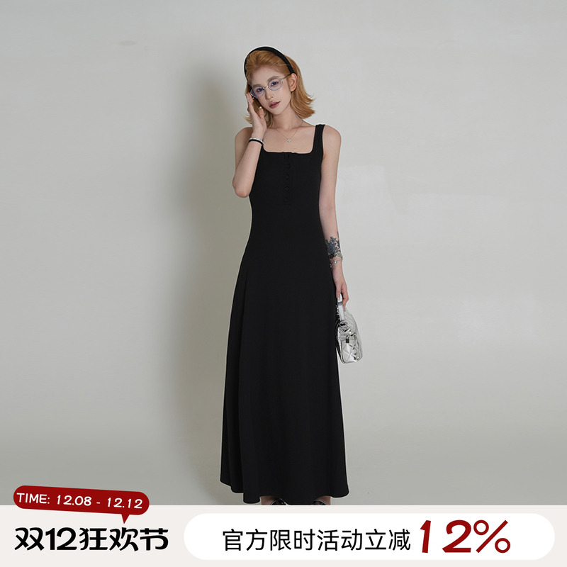 黑色方领无袖背心连衣裙