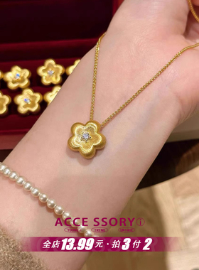 中古风拉丝小金花项链2025新款精致轻奢小众设计锁骨链送女友礼物