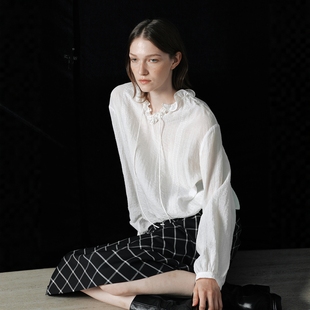 法式时髦松弛微皱肌理感白色衬衫女秋季收腰复古不规则花边领衬衣