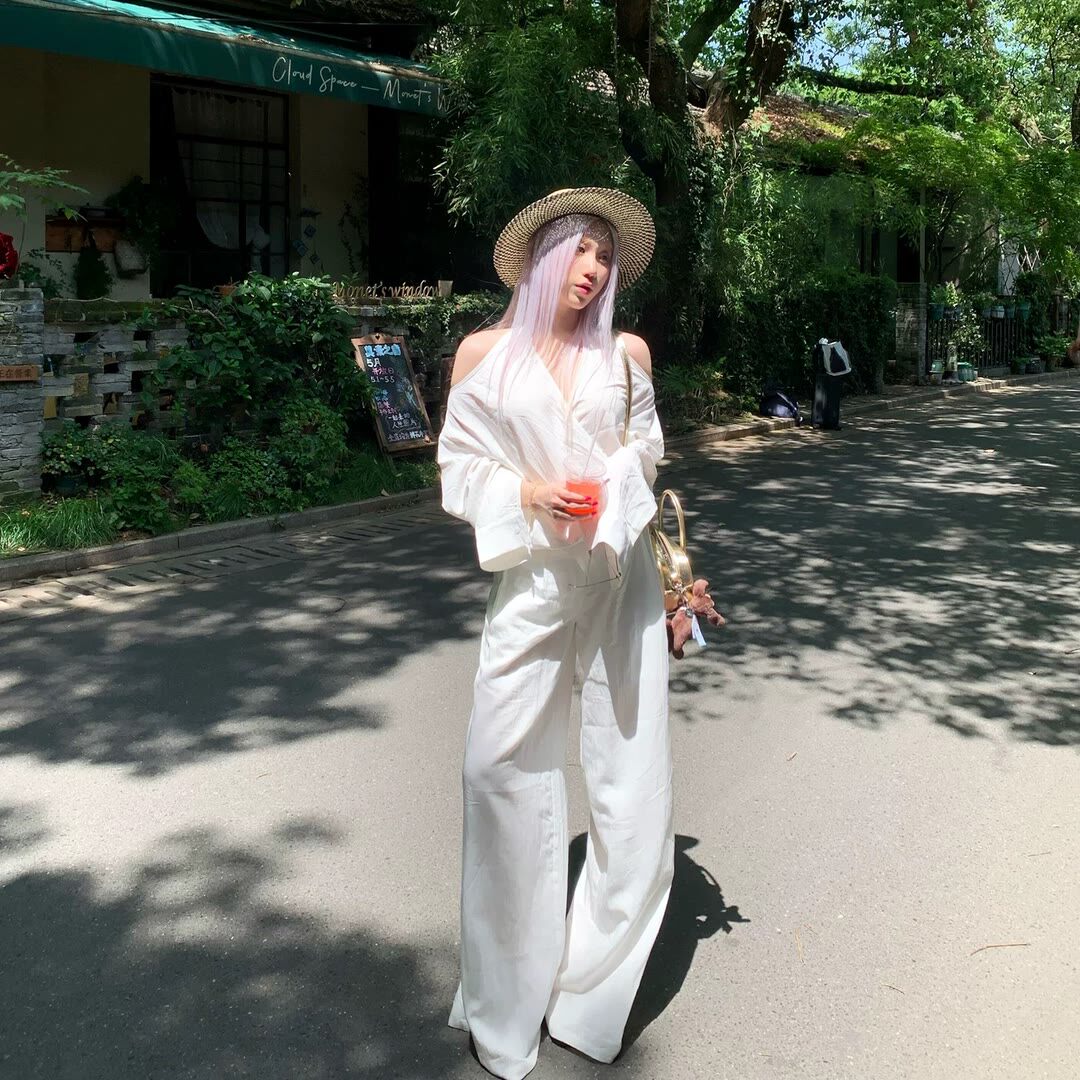韩系白色露肩衬衫阔腿裤两件套女春夏炸街套装松弛感穿搭