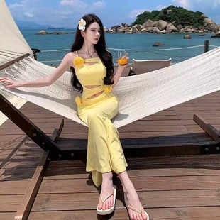 纯欲黄色花朵镂空吊带连衣裙女海边度假紧身性感辣妹包臀长裙 法式