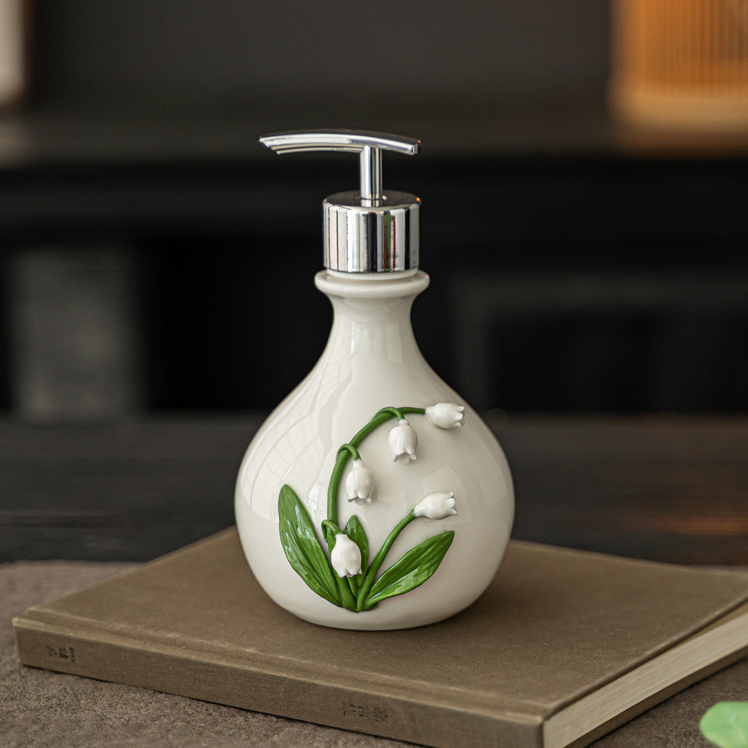 手绘铃兰花陶瓷洗手液瓶