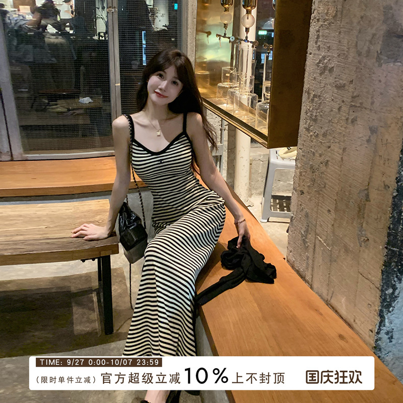 条纹修身显瘦吊带连衣裙