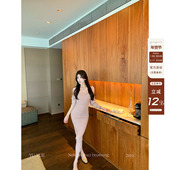 性感收腰修身 愉悦喻悦 交叉V领竖坑条包臀连衣裙女春季 弹力毛织裙