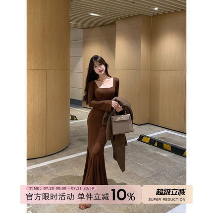 愉悦愉悦纯色方领长袖包臀鱼尾连衣裙女冬季气质修身显瘦长款裙子