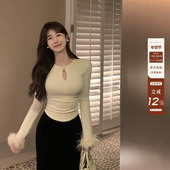 愉悦喻悦 白色圆领拼接毛毛打底T恤女春季 气质镂空设计感内搭上衣