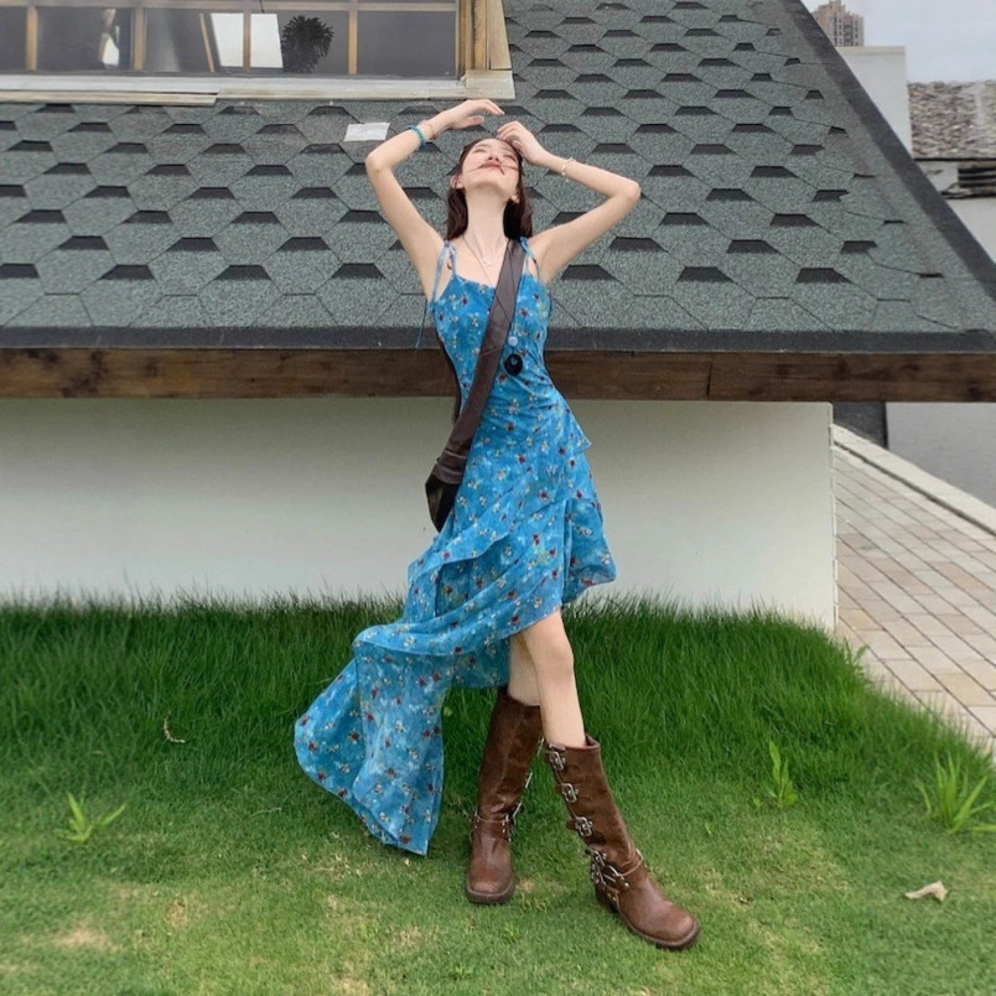 辣妹风不规则碎花收腰吊带裙