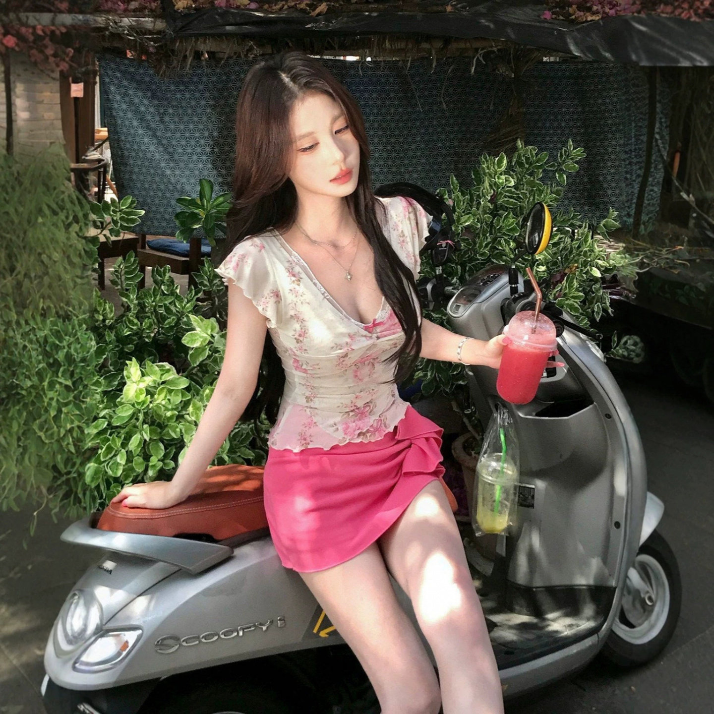 甜辣妹碎花V领短袖包臀裙